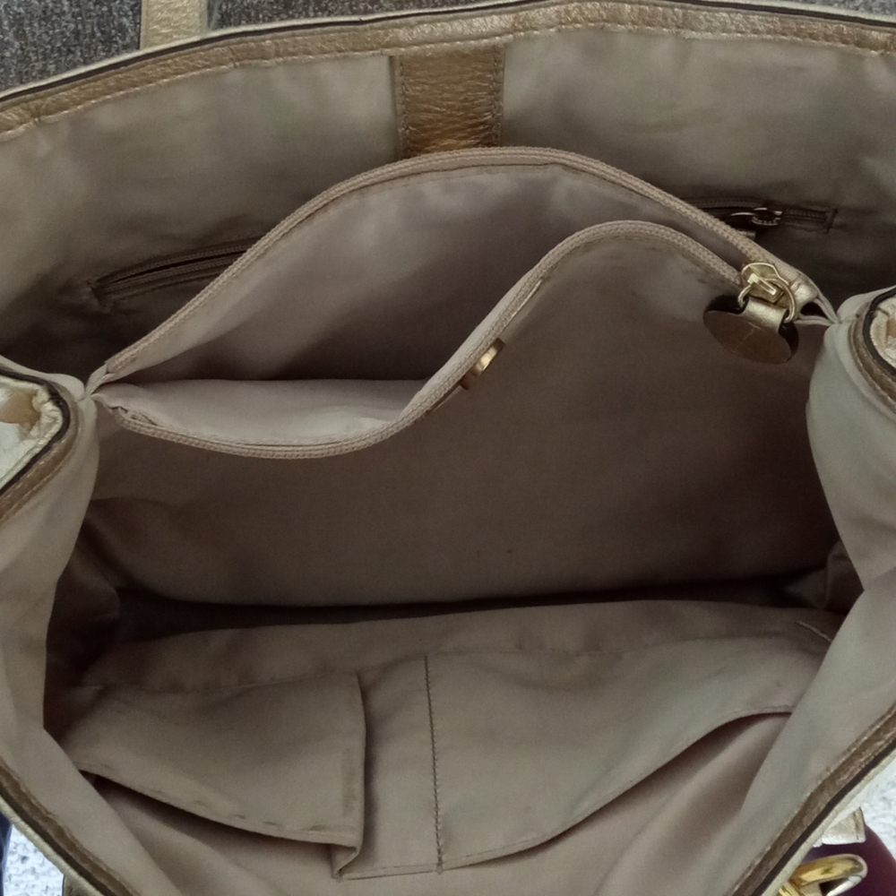 Coach bag medium size beautiful condition gold details. - Picture 7 of 9